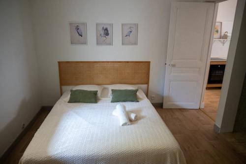 un ours en peluche blanc assis au-dessus d'un lit dans l'établissement La maison by Simone T3, à Cannes