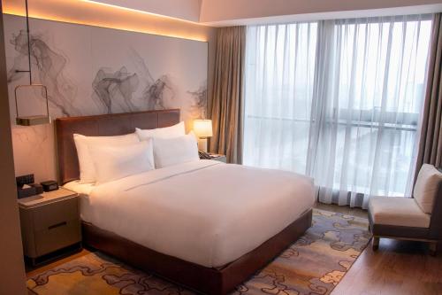 Ein Bett oder Betten in einem Zimmer der Unterkunft Guangzhou Pazhou LN DongFang Hotel-Free shuttle between hotel and Exhibition Center during Canton Fair & Exhibitor Registration Counter