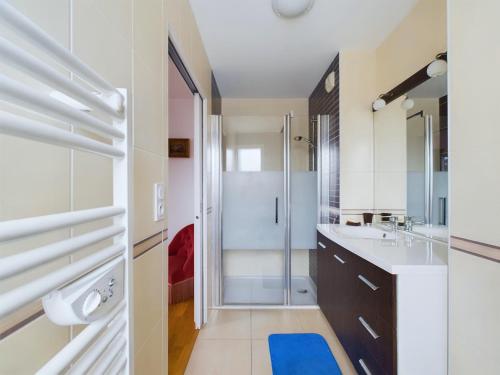 une salle de bain avec une douche, un lavabo et des toilettes dans l'établissement Vue directe port des Sables d'Olonne - T3 pour 6, à Les Sables-dʼOlonne