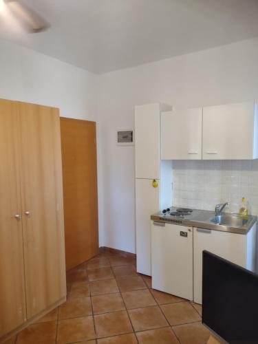 Kuchyň nebo kuchyňský kout v ubytování Apartment Studio A2_Medulin