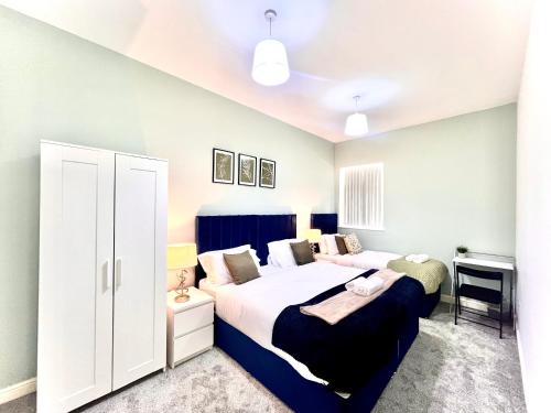 En eller flere senge i et værelse på Syster Properties Comfortable Leicester Glen Cottage Stay with Free Parking LE3