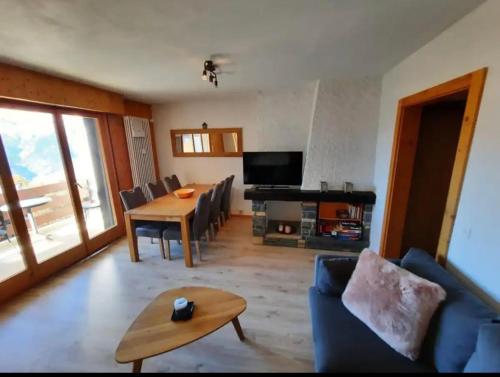 Istumisnurk majutusasutuses LE TORRENT, duplex au centre, calme avec deux chambres à coucher et terrasse vue montagne pour 4 personnes