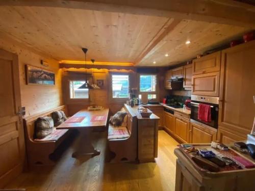 - une cuisine avec une table dans une petite maison dans l'établissement Bel appartement tout en bois dans un chalet, à Megève