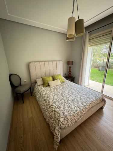 Giường trong phòng chung tại Golf City Prestigia Bouskoura