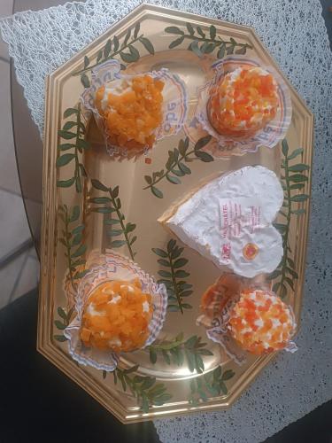 a cake with oranges on a plate on a table at Jolie maison de village in Capendu