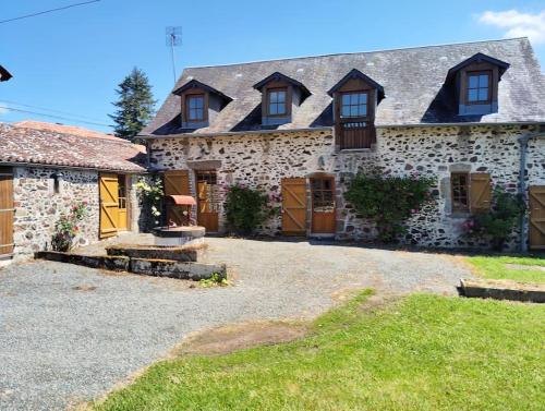 la longère du plessis Mornay, 30 min du Puy du fo, wifi, parking, jardin