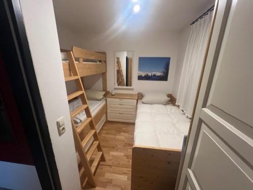 Kleines Zimmer mit 2 Etagenbetten und einer Leiter in der Unterkunft Chalet Alpine Royal A Top 1 in Krimml