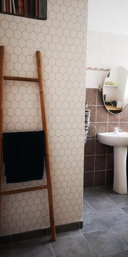 a bathroom with a sink and a mirror at L'Empire D'Essences Appartement in Valréas