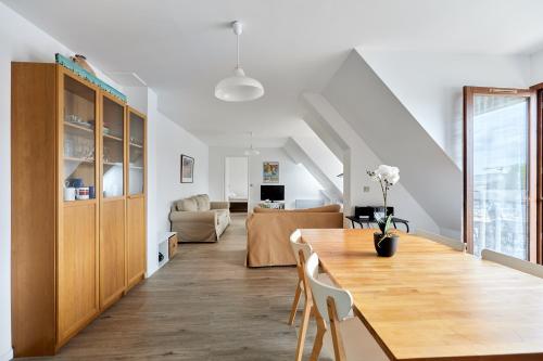 - une salle à manger et un salon avec une table dans l'établissement Le Repos de Cabourg - Appt à 650m de la plage, à Cabourg