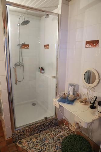 La salle de bains est pourvue d'une douche et d'une coiffeuse avec un lavabo. dans l'établissement Maison familiale 4 chambres, au coeur de Loix, location à la semaine UNIQUEMENT, à Loix