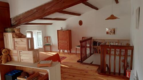 - une chambre avec un lit et un lit bébé dans l'établissement La retapée, à Quinson