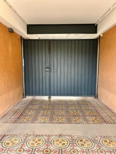 une porte de garage verte avec du carrelage. dans l'établissement La Cachette Albigeoise, APPARTEMENT PLEIN CENTRE, PARKING GRATUIT SECURISE, à Albi