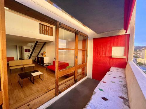 - une vue sur une chambre dotée d'un mur rouge dans l'établissement Duplex le Corbusier vue mer, à Marseille