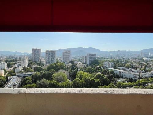 une vue d'une ville depuis une fenêtre dans l'établissement Duplex le Corbusier vue mer, à Marseille