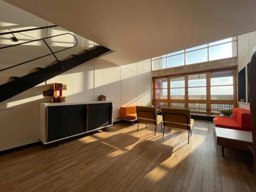 une chambre avec des chaises et une table dans un bâtiment dans l'établissement Duplex le Corbusier vue mer, à Marseille