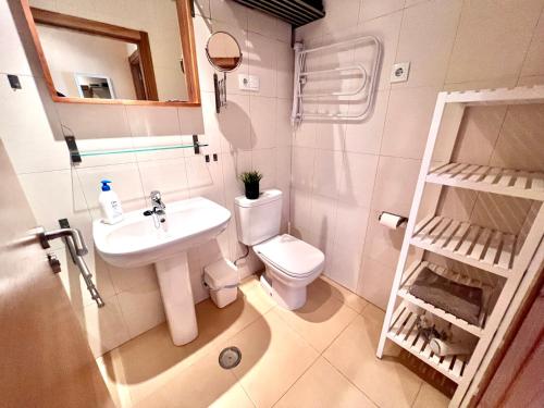Un baño pequeño con lavabo e inodoro. en Condado de Alhama PENTHOUSE 8 SV24, en El Romero