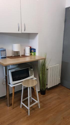 Kuchyň nebo kuchyňský kout v ubytování Studio de 12m² agréable calme proche CHU
