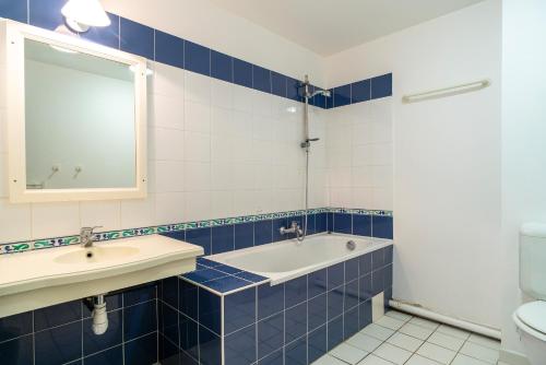 ein Badezimmer mit Waschbecken, Badewanne und Toilette in der Unterkunft Le Tamm Bara - Appt avec piscine partagée in Douarnenez