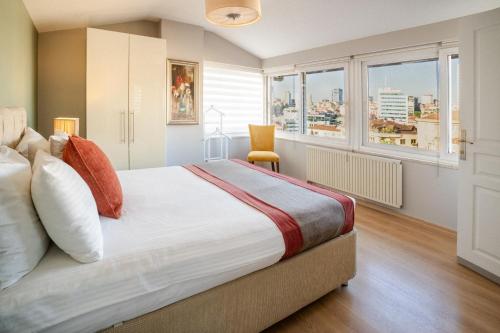 A bed or beds in a room at Cheya Sisli BNB Medical & Business City Center Tesvikiye Suites and Apartments