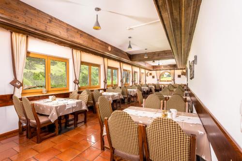 a dining car of a train with tables and chairs at Alpen Wohlfühlhotel Dörflwirt in Hainzenberg