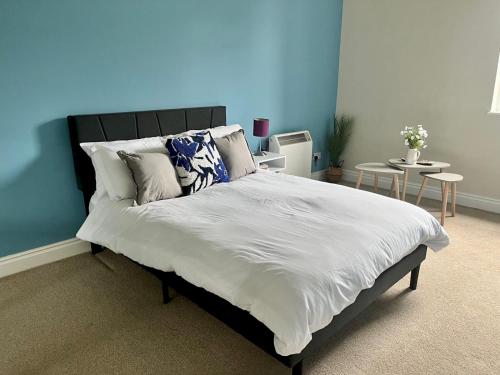 Katil atau katil-katil dalam bilik di Stylish one bed flat Central Watford with Parking Pass the Keys