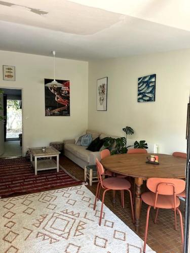 un salon avec une table et un canapé dans l'établissement Jolie Maison a l Ocean, à Lacanau