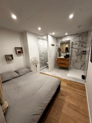 Postel nebo postele na pokoji v ubytování Appartement cosy proche mer calme