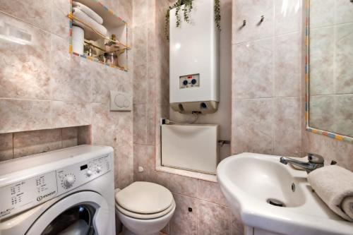 a bathroom with a washing machine and a sink at Maia Home Grottaferrata in Grottaferrata