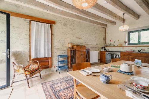 une cuisine avec une table et une salle à manger dans l'établissement Gite la Villate, à Broualan