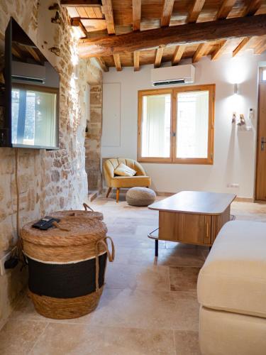 un salon avec un lit et une table dans l'établissement Maison PALOMA, Maison de charme à deux pas du Pont du Gard, à Castillon-du-Gard