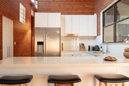 Una cocina o zona de cocina en Hilltop Hideaway at Coolum Beach