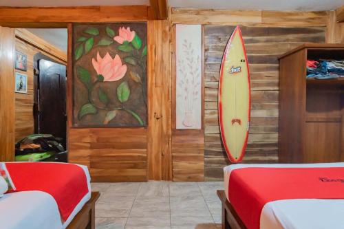 Postel nebo postele na pokoji v ubytování RedDoorz near Pantai Karang Hawu Pelabuhan Ratu