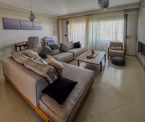 sala de estar amplia con sofá y mesa en Villa Horizon Vista, en Chaniotis