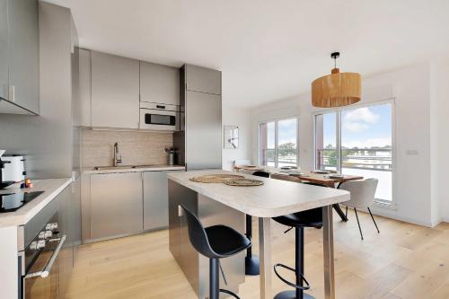 une cuisine avec une table et des chaises dans une pièce dans l'établissement Chic Duplex with Rooftop -3BD-6P- Nogent-sur-Marne, à Nogent-sur-Marne