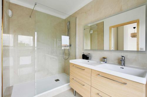 une salle de bain avec une douche, un lavabo et un miroir dans l'établissement Chic Duplex with Rooftop -3BD-6P- Nogent-sur-Marne, à Nogent-sur-Marne