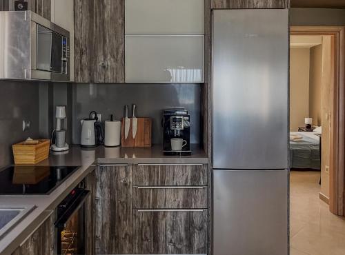cocina con nevera de acero inoxidable en Villa Horizon Vista, en Chaniotis