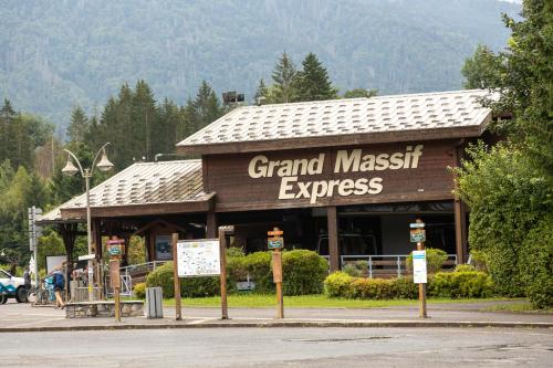 a grandmast express building on the side of a street at Charmant appartement avec balcon et commodités modernes in Samoëns