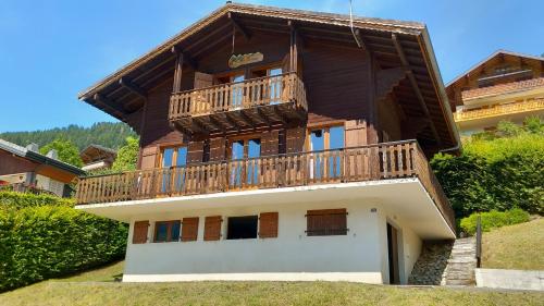 a house with a balcony on top of it at Chalet Les Rennes REN MOUNTAIN & NATURE 10 Pers in Châtel