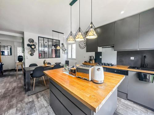 une cuisine avec un comptoir et un grille-pain. dans l'établissement La Maison des Saisons - Paris - La Défense ARENA, à Carrières-sur-Seine