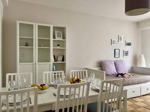 - une salle à manger avec une table, des chaises et un lit dans l'établissement Grand Appartement à Deux Pas De La Vieille Ville, à Vannes