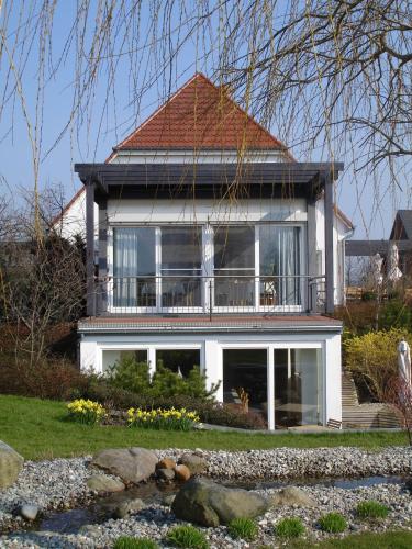 a large white house with a large window at H.W.S. Hotel Der Wilde Schwan in Sagard