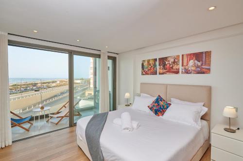 Un ou plusieurs lits dans un hébergement de l'établissement TheCasaEdition - Bel Azur - Sea View & Hassan II Mosqué Residency