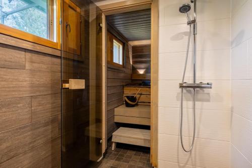 a bathroom with a shower and a walk in shower at Rovankoto by Hi Ylläs in Ylläsjärvi