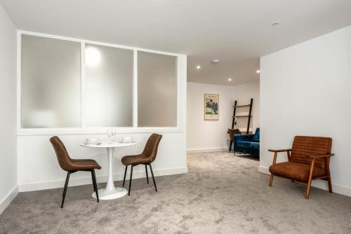 ロザラムにあるModern and Spacious Central Rotherham Studioのテーブルと椅子2脚のあるリビングルーム