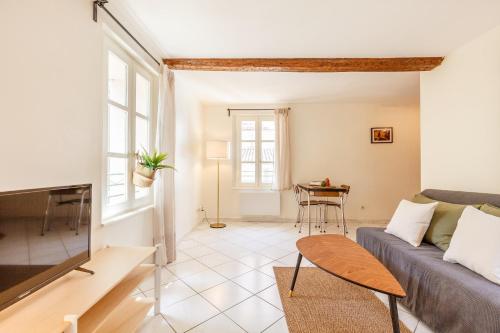a living room with a couch and a table at Cozy and central apartment in Toulon