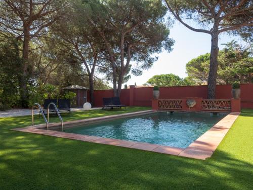 - une piscine dans une cour avec de l'herbe et des arbres dans l'établissement Villa Cote d'Asoet, à Sainte-Maxime
