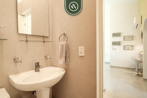 ein Badezimmer mit Waschbecken und Spiegel in der Unterkunft 2BR House - Private Patio - Acapulco in Acapulco