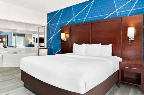 Ένα ή περισσότερα κρεβάτια σε δωμάτιο στο Comfort Suites Southfield-Detroit