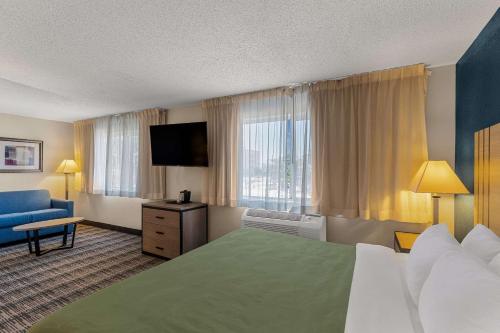 Televisyen dan/atau pusat hiburan di Quality Inn Denver Northeast Brighton