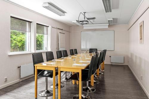 a conference room with a long table and chairs at Hotel Ullinge in Eksjö